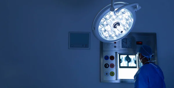 Vue Arrière Chirurgien Masculin Caucasien Lisant Une Radiographie Salle Opération — Photo