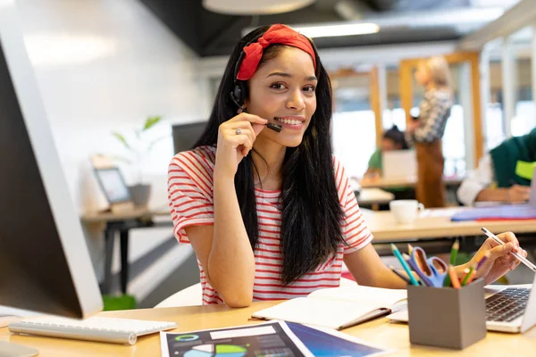 Vooraanzicht Van Happy Mixed Race Vrouwelijke Klantenservice Executive Kijken Naar — Stockfoto