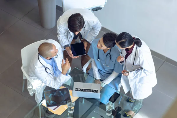 Vista Alto Ángulo Del Diverso Equipo Médico Discutiendo Sobre Tableta — Foto de Stock