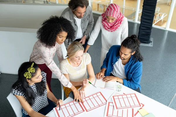 Vooraanzicht Van Diverse Zakenmensen Die Samen Discussiëren Documenten Een Vergaderruimte — Stockfoto