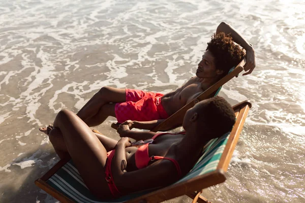Høj Vinkelvisning Afrikansk Amerikansk Par Interagerer Med Hinanden Mens Slapper - Stock-foto