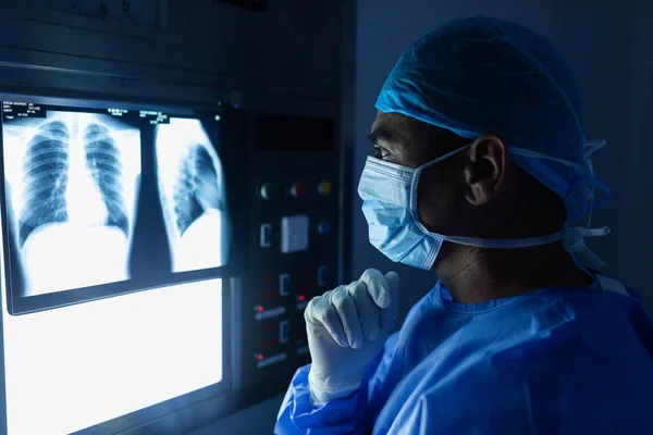 病院の手術室でX線を読む白人男性外科医のクローズアップ — ストック写真