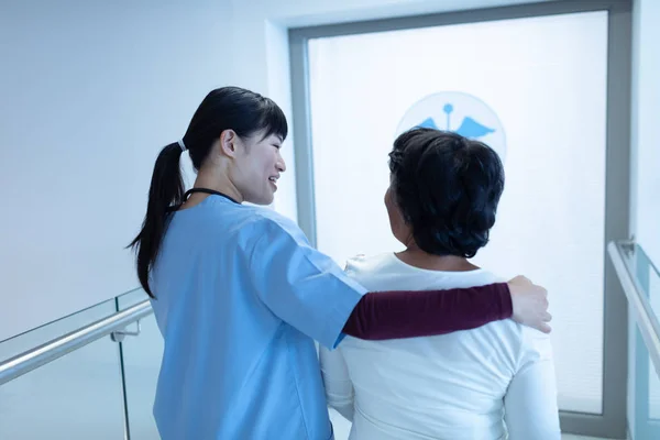 Vista Posteriore Della Dottoressa Asiatica Che Interagisce Con Una Paziente — Foto Stock