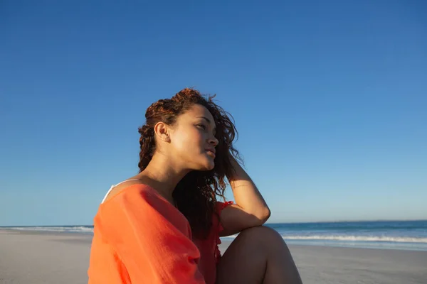 Vista Lateral Hermosa Mujer Raza Mixta Sentada Mirando Hacia Playa —  Fotos de Stock