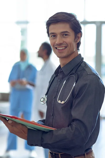 Vista Lateral Médico Caucasiano Sexo Masculino Segurando Arquivo Médico Olhando — Fotografia de Stock