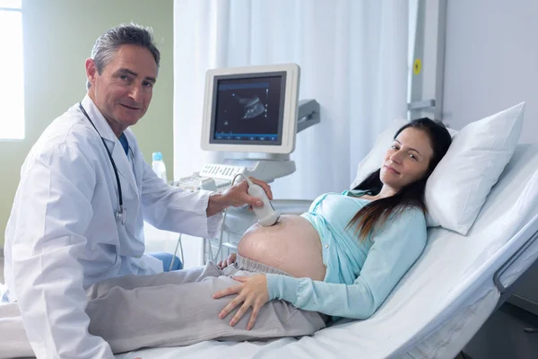 Vista Lateral Del Médico Varón Caucásico Haciendo Ecografía Para Mujer — Foto de Stock