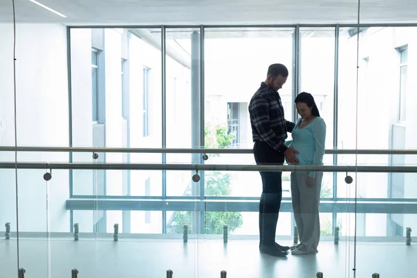 Vista Laterale Dell Uomo Caucasico Che Conforta Donna Incinta Nel — Foto Stock