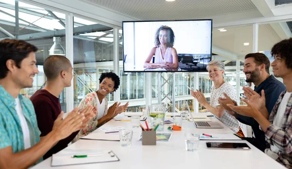 Zijaanzicht Van Diverse Zakenmensen Die Videoconferenties Bijwonen Een Vergaderruimte Een — Stockfoto