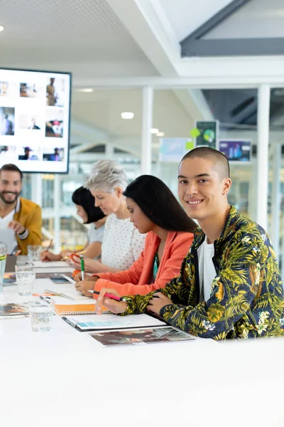 Portret Van Gemengde Race Zakenman Kijkend Naar Camera Terwijl Diverse — Stockfoto