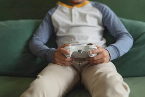 Mid Sectie Van Jongen Spelen Video Game Woonkamer Thuis — Stockfoto