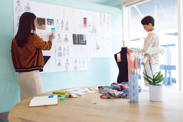 Bakifrån Vackra Olika Kvinnliga Modedesigners Som Arbetar Ett Modernt Kontor — Stockfoto