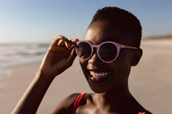 Portrait Happy African American Woman Sunglasses Standing Beach — Stock Photo, Image