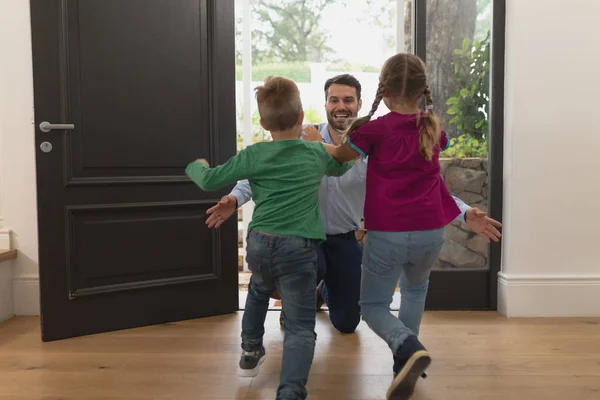 Vista Trasera Los Niños Corriendo Hacia Padre Caucásico Cuando Entra — Foto de Stock