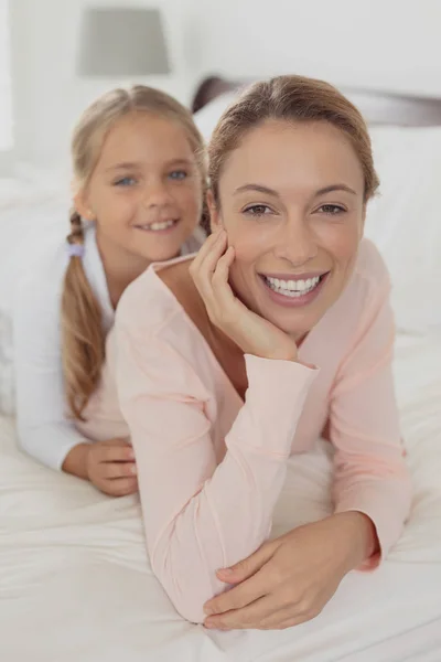 Porträtt Lycklig Kaukasiska Mor Och Dotter Tittar Kameran Medan Liggande — Stockfoto