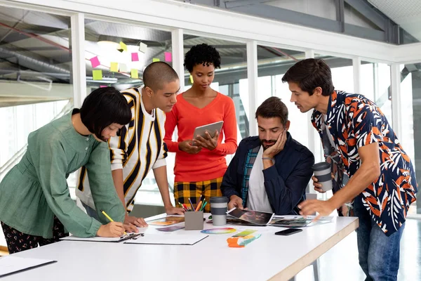 Front Bild Olika Affärsfolk Diskuterar Över Dokument Konferensrum Office — Stockfoto