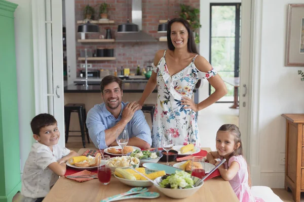 Vista Frontal Família Caucasiana Feliz Sentados Juntos Mesa Jantar Casa — Fotografia de Stock