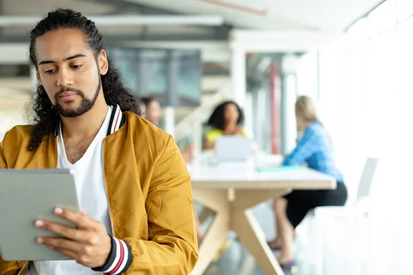 Vooraanzicht Van Afro Amerikaanse Zakenman Werken Aan Laptop Vergaderzaal Een — Stockfoto