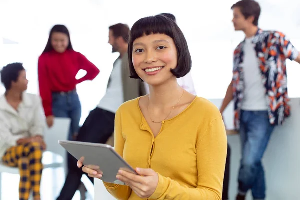 Front Bild Lycklig Ung Asiatisk Affärskvinna Med Digital Tablet Stående — Stockfoto