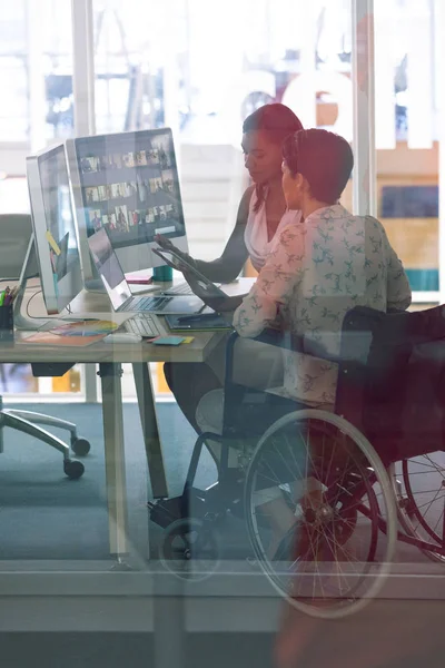 Vista Lateral Diversas Diseñadoras Gráficas Que Trabajan Juntas Escritorio Una —  Fotos de Stock