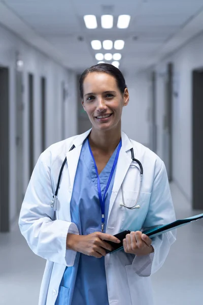 Vista Frontal Médico Feminino Caucasiano Feliz Olhando Para Câmera Corredor — Fotografia de Stock