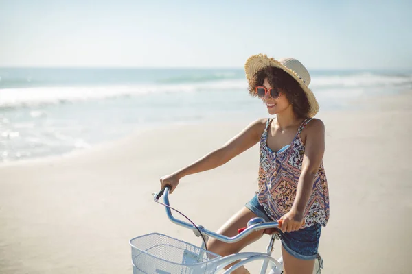 晴れた日にビーチで自転車を持つ美しいアフリカ系アメリカ人女性の側面図 — ストック写真