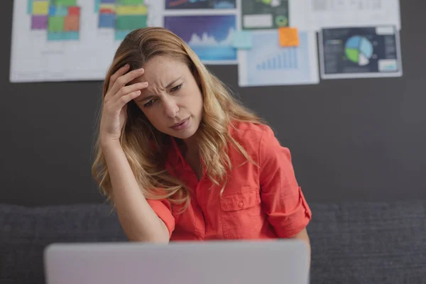 Framsidan Tenderade Kaukasiska Kvinnliga Verkställande Arbetar Laptop Medan Sitter Soffan — Stockfoto