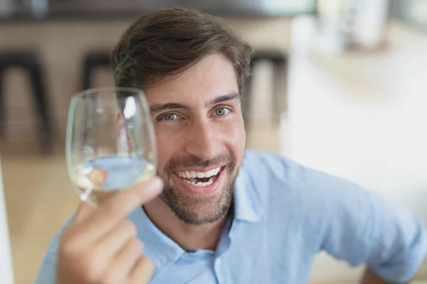 Evde Bir Bardak Şampanya Tutan Mutlu Beyaz Adamın Portresi — Stok fotoğraf