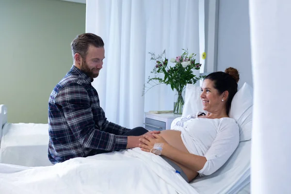 Zijaanzicht Van Kaukasische Man Trooting Zwangere Vrouw Ward Het Ziekenhuis — Stockfoto