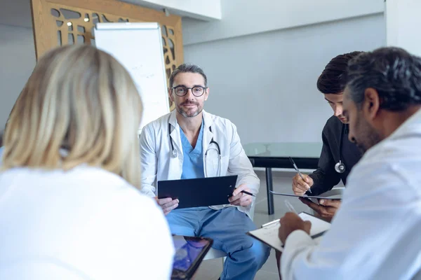 Vista Frontale Del Medico Maschio Caucasico Che Guarda Fotocamera Mentre — Foto Stock