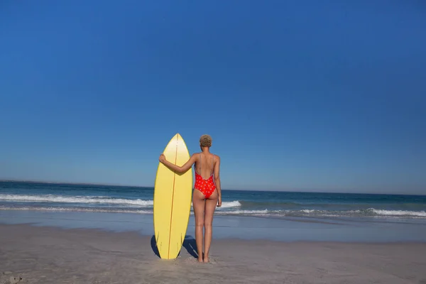 Rückansicht Einer Afroamerikanerin Badebekleidung Die Mit Surfbrett Strand Der Sonne — Stockfoto
