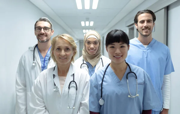 Portrait Diverses Équipes Médicales Debout Dans Couloir Hôpital — Photo