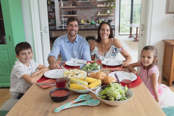 Vista Frontal Feliz Familia Caucásica Sentados Juntos Mesa Comedor Hogar — Foto de Stock