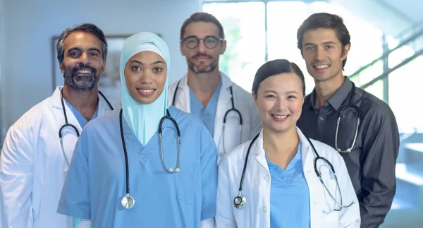 Πορτρέτο Της Ευτυχισμένη Ποικιλόμορφη Ιατρική Ομάδα Των Γιατρών Που Κοιτάζουν — Φωτογραφία Αρχείου