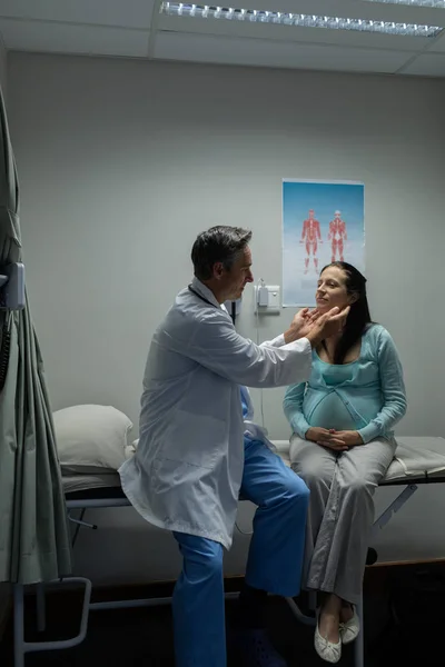 Pohled Kavkazského Mužského Lékaře Který Vyšetřuje Těhotnou Kavkazskou Ženu Stole — Stock fotografie