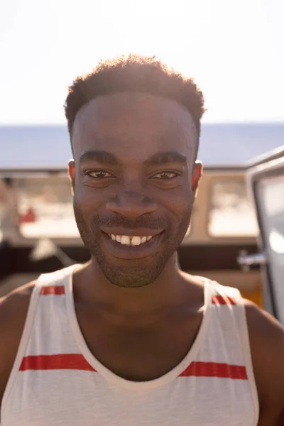 Portait Felice Giovane Afro Americano Piedi Vicino Camper Sulla Spiaggia — Foto Stock