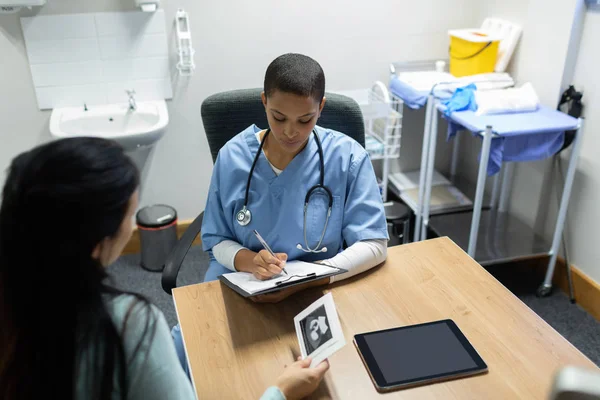 Vista Alto Angolo Del Medico Razza Mista Che Prescrizione Alla — Foto Stock