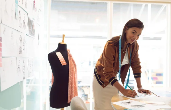 Vista Lateral Raza Mixta Diseñador Moda Femenina Mirando Cámara Mientras — Foto de Stock