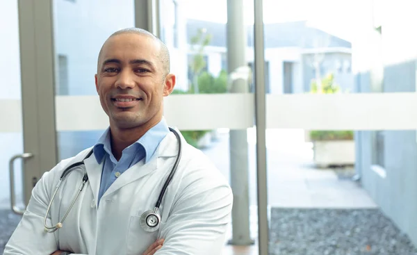 Frontansicht Des Mixed Race Arztes Mit Gekreuztem Arm Der Krankenhaus — Stockfoto