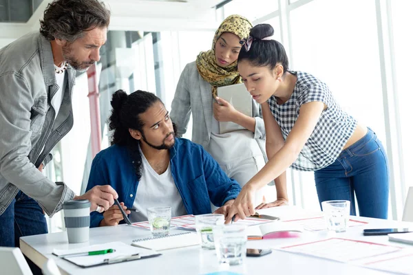 Vooraanzicht Van Diverse Zakenmensen Die Samenwerken Een Vergaderzaal Een Modern — Stockfoto