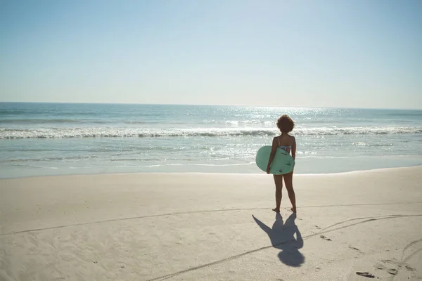 Vue Arrière Femme Afro Américaine Debout Avec Planche Surf Sur — Photo