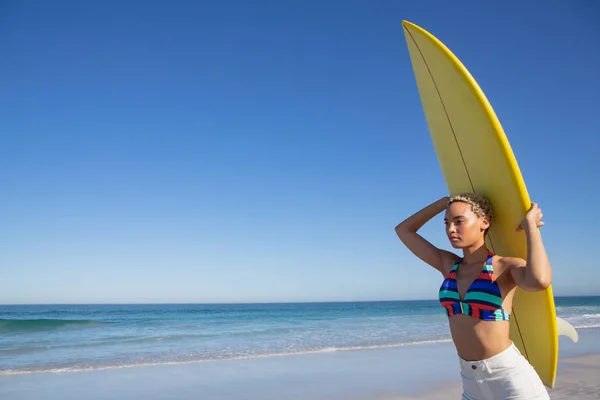 Vista Frontal Bela Mulher Afro Americana Biquíni Carregando Prancha Surf — Fotografia de Stock