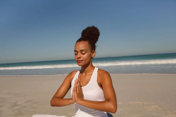 Vista Frontal Bela Mulher Afro Americana Fazendo Ioga Praia Sol — Fotografia de Stock