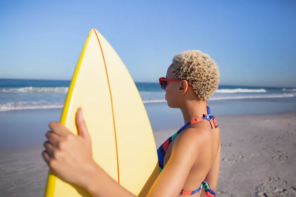 Bikini Güneş Gözlüğü Güneşli Plajda Sörf Tahtası Ile Ayakta Güzel — Stok fotoğraf