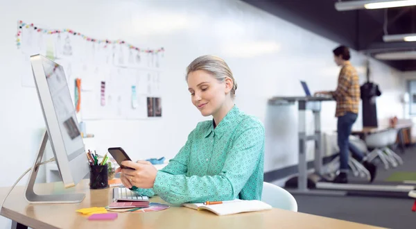 Framifrån Kaukasisk Kvinnlig Grafisk Formgivare Använda Mobiltelefon Desk Office — Stockfoto