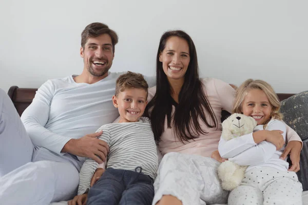 Retrato Família Caucasiana Sentados Juntos Sofá Sala Estar Arte Casa — Fotografia de Stock