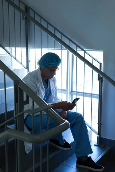 Hastanede Merdivenlerde Otururken Cep Telefonu Kullanan Kafkas Erkek Cerrahın Yan — Stok fotoğraf
