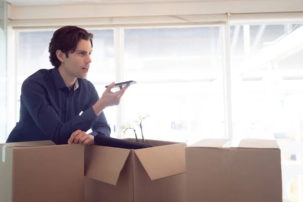 Seitenansicht Einer Kaukasischen Männlichen Führungskraft Die Auf Dem Handy Spricht — Stockfoto