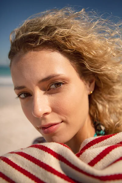 Porträt Einer Schönen Kaukasischen Frau Die Handtuch Gehüllt Strand Steht — Stockfoto