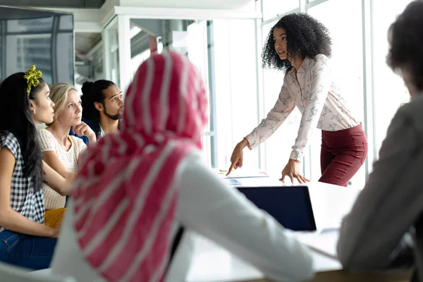 Vooraanzicht Van Diverse Zakenmensen Die Met Elkaar Bespreken Een Vergaderruimte — Stockfoto