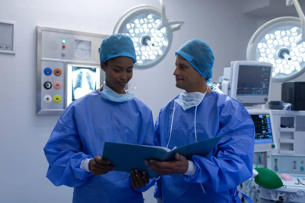 Frontansicht Diverser Chirurgen Diskutiert Über Ärztliches Gutachten Operationssaal Des Krankenhauses — Stockfoto